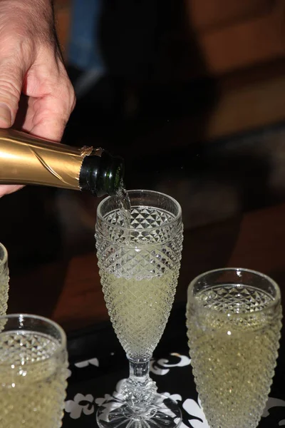 Derramando Uma Taça Champanhe Espumante Para Ano Novo — Fotografia de Stock