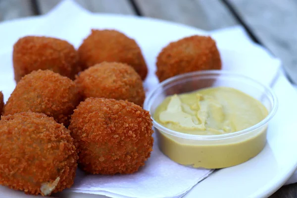 Snack Holandés Bitterballen Con Mostaza Albóndigas Fritas Rellenas Calientes Menudo —  Fotos de Stock