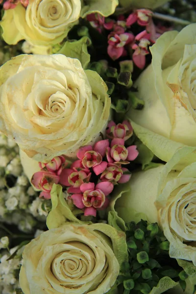 Weiße Rosen Und Etwas Rosa Hochzeitsstrauß — Stockfoto