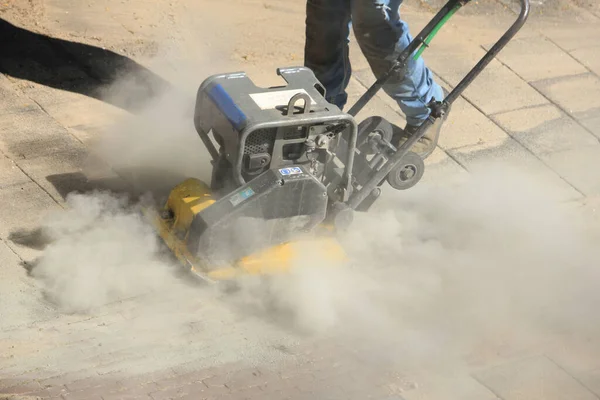 Pavior Het Werk Met Behulp Van Een Compactor — Stockfoto