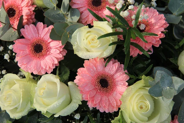 Große Weiße Rosen Und Rosa Gerber Einem Floralen Hochzeitsarrangement — Stockfoto