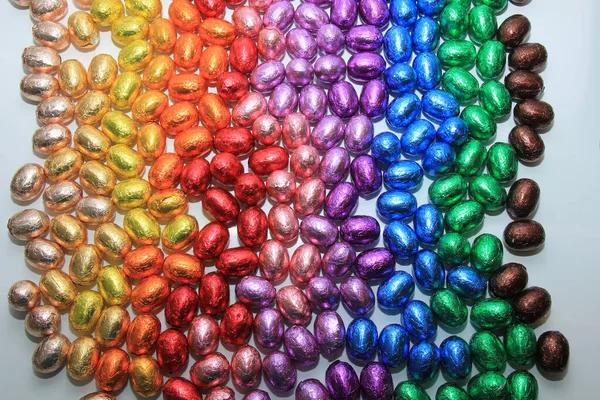 Gruppo Uova Pasqua Cioccolato Avvolte Foglio Alluminio Nei Colori Dell — Foto Stock