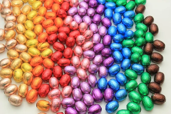Egy Csoport Fóliával Csomagolt Csokoládé Húsvéti Tojás Szivárvány Színekben — Stock Fotó