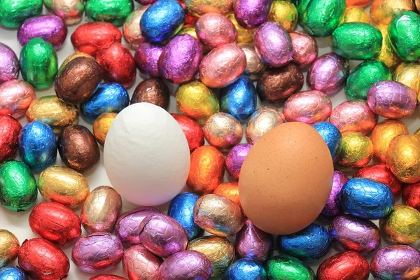 Hen Eggs Pile Colorful Wrapped Chocolate Easter Eggs — Stock Photo, Image
