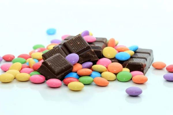 Chocolade Gevulde Snoepjes Verschillende Heldere Kleuren Stukjes Van Een Chocoladereep — Stockfoto