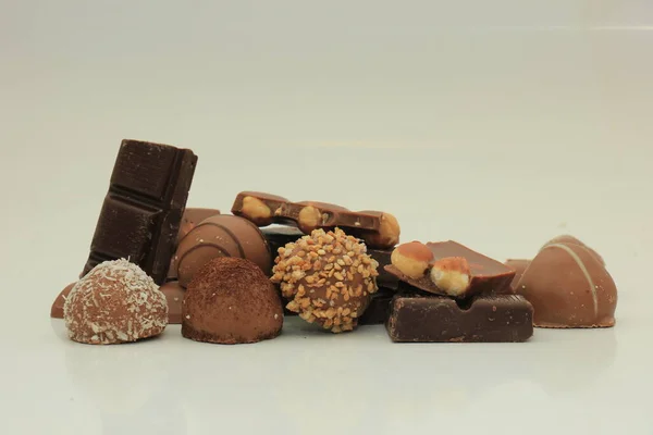 Diferentes Tipos Chocolates Bombones Trozos Rotos Una Barra Chocolate — Foto de Stock