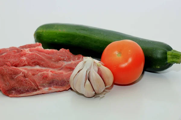 生の牛肉 ズッキーニまたはクルゲット ニンニクとトマト — ストック写真