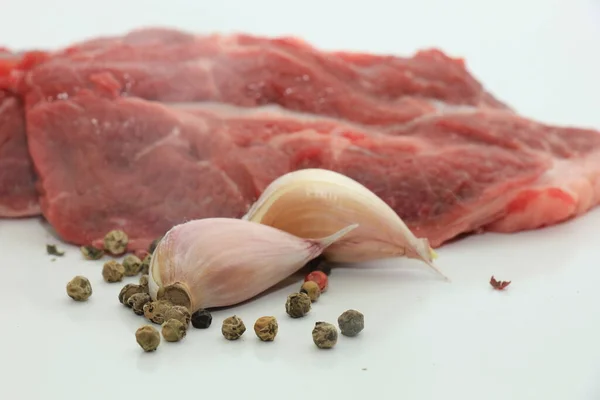 Raw Beef Some Garlic Mixed Pepper — Stock Photo, Image