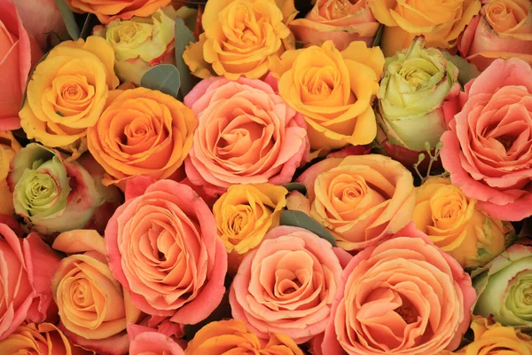 Gelbe Orangefarbene Und Rosa Rosen Einem Blumengesteck Bei Einer Hochzeit — Stockfoto