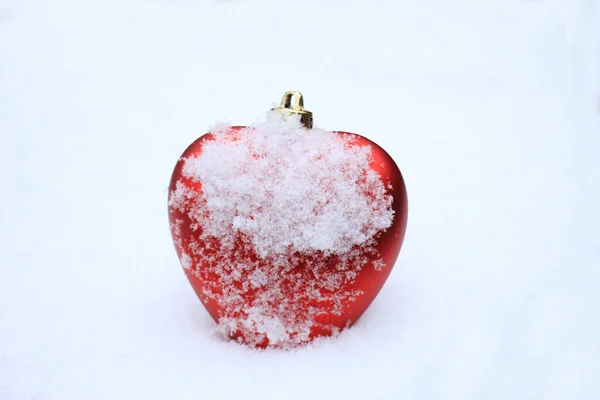 Ornement Rouge Forme Coeur Dans Neige Fraîche Tombée — Photo
