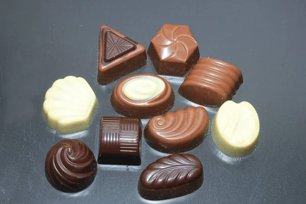 Роскошный Шоколад Различных Форм Цветов — стоковое фото