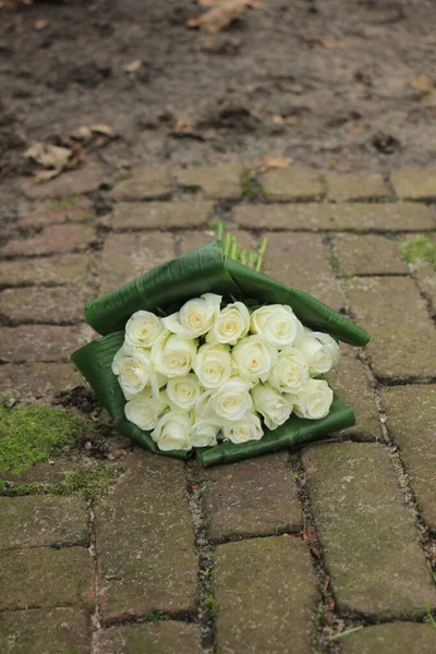 White Sympathy Roses Small Bouquet Pavement — Stock Photo, Image