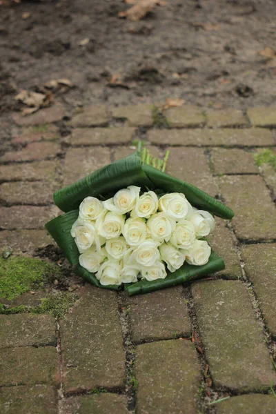 White Sympathy Roses Small Bouquet Pavement — Stock Photo, Image