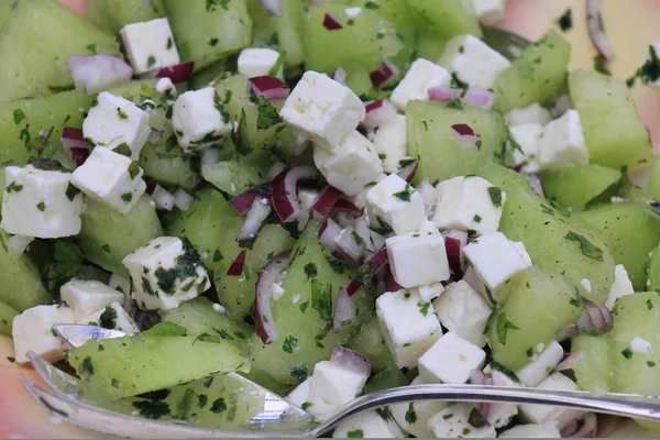 Ensalada Melón Verde Con Queso Feta Blanco Suave Hierbas —  Fotos de Stock