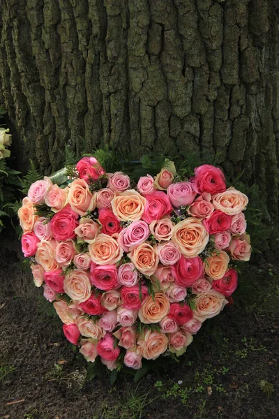 Flores Simpatia Forma Coração Flores Funerárias Perto Uma Árvore — Fotografia de Stock