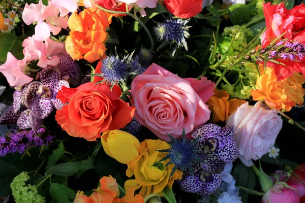 Blandat Blomsterarrangemang Olika Blommor Olika Färger För Ett Bröllop — Stockfoto