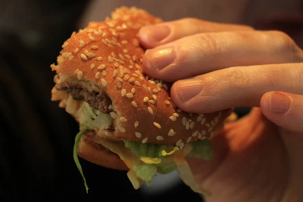 Man Holding His Hamburger Close Hamburger — Stock Photo, Image