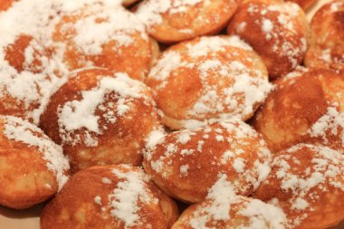 Poffertjes, Hollanda küçük, kabarık krepler, pudra şekeri ve tereyağı ile servis edilir..