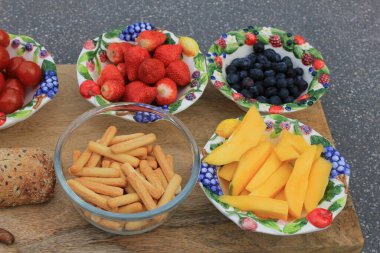 Meyve, ekmek ve peynirli açık hava öğle yemeği.