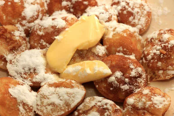 Poffertjes Holländska Små Fluffiga Pannkakor Serveras Med Pulversocker Och Smör — Stockfoto