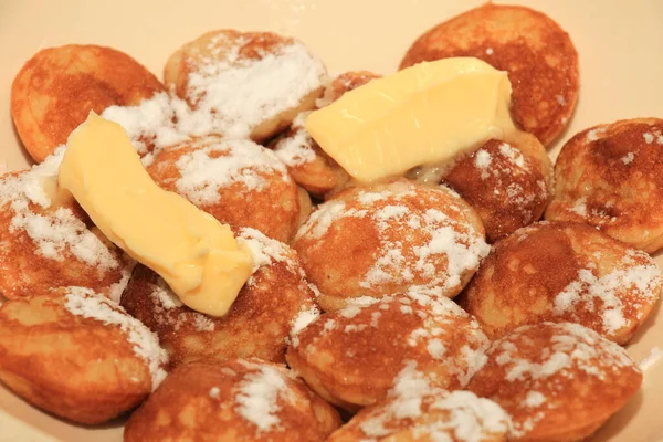 粉末砂糖とバターを添えた オランダの小さなふわふわのパンケーキ — ストック写真