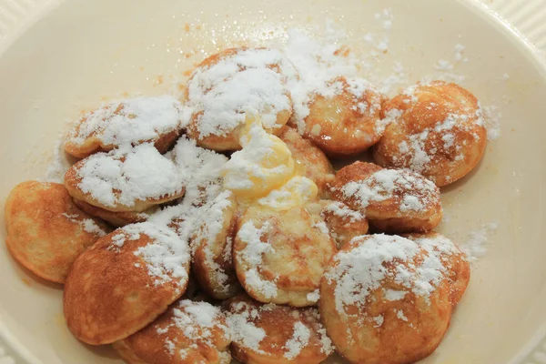 Poffertjes 荷兰小 蓬松的煎饼 配以糖粉和黄油 — 图库照片