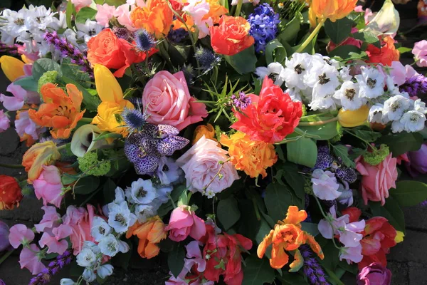 Gemengd Bloemstuk Diverse Bloemen Verschillende Kleuren Voor Een Bruiloft — Stockfoto