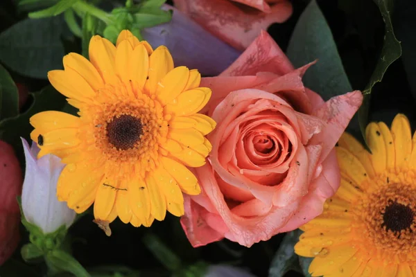 Gemengd Bloemstuk Verschillende Bloemen Verschillende Tinten Geel Roze Oranje — Stockfoto