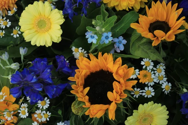 Mixed Flower Arrangement Various Flowers Different Shades Ofyellow Blue — Stock Photo, Image