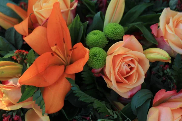 Gemischtes Orangefarbenes Blumengesteck Für Eine Hochzeit Lilien Und Rosen Stockbild