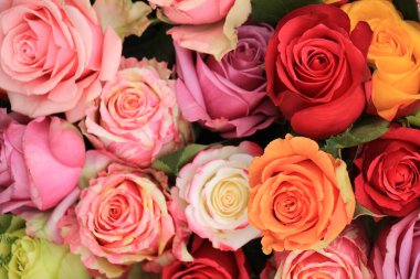 Renkli bir düğün düzeninde çok renkli güller.