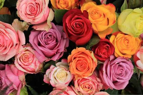 Bunte Rosen Farbenfrohen Hochzeitsarrangement — Stockfoto