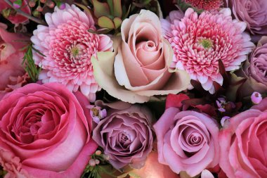 Çiçekli bir düğün süslemesinde pembenin farklı tonlarında karışık çiçekler.