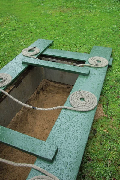 Sépulture Ouverte Avec Cordes Sur Cimetière — Photo