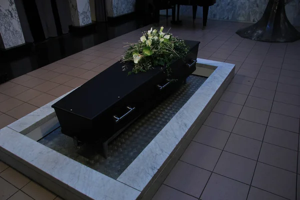 Dřevěná Rakev Pohřebními Květinami Kremační Obřad — Stock fotografie