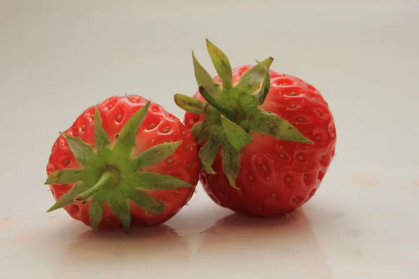 Große Frische Erdbeeren Auf Weißem Hintergrund — Stockfoto