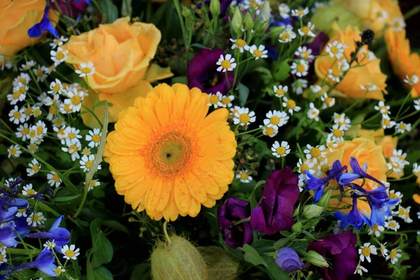 Gelbe Und Blaue Hochzeitsblumen Rosen Und Gerber — Stockfoto