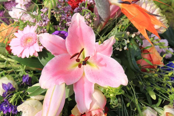 Gros Lys Roses Dans Une Décoration Mariage Floral — Photo
