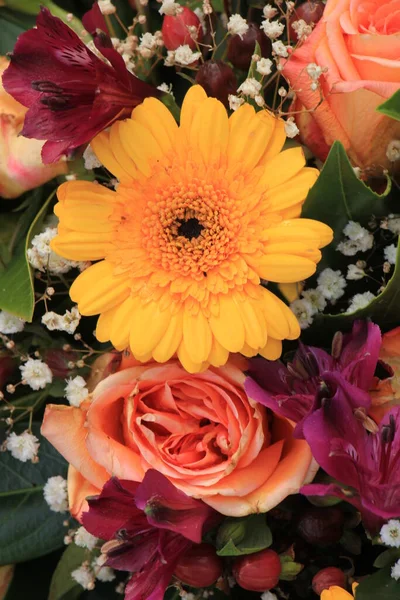 Gemischtes Blumenarrangement Verschiedene Blumen Verschiedenen Rosa Und Orangetönen Für Eine — Stockfoto