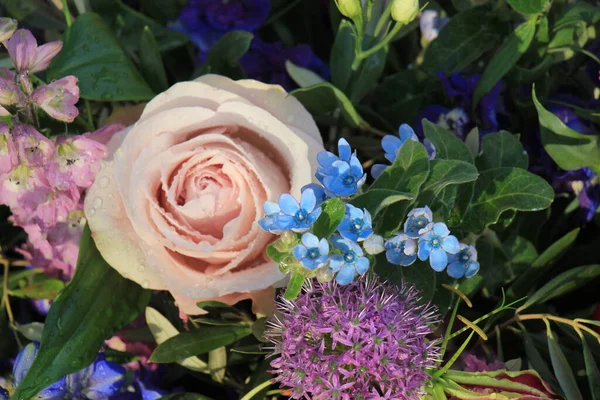 Rosa Púrpura Grande Una Decoración Floral Boda Con Pequeñas Flores —  Fotos de Stock