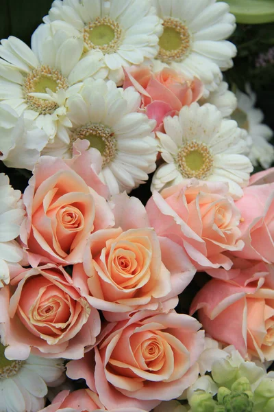 Λευκά Ζέρμπερες Και Ροζ Τριαντάφυλλα Μια Σύνθεση Λουλουδιών Γάμου — Φωτογραφία Αρχείου