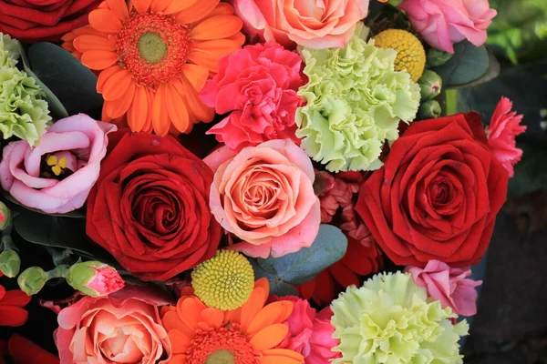 Blandat Blomsterarrangemang Olika Blommor Olika Nyanser Rött Rosa Och Orange — Stockfoto