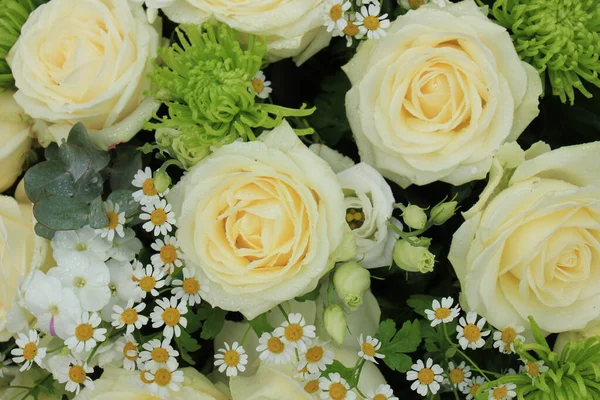 Białe Róże Ślubne Kwiatowej Dekoracji Ślubnej Jakimś Zielonym — Zdjęcie stockowe