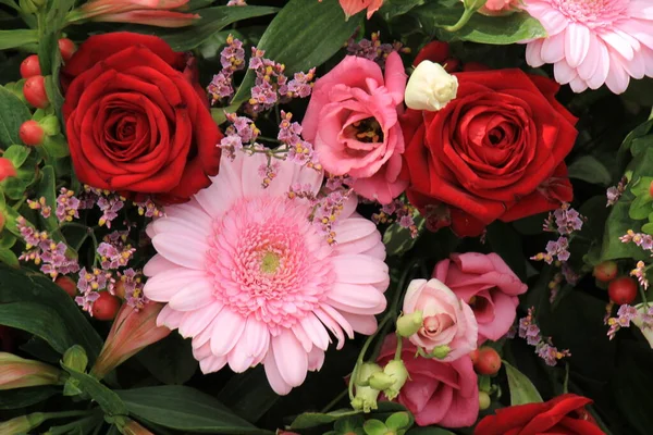 混合插花 婚礼用的各种红粉花 — 图库照片