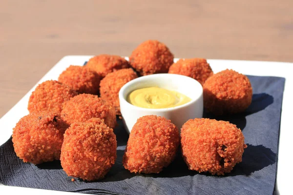 Bitterballen Holandés Con Mostaza Albóndigas Fritas Rellenas Calientes Servido Los —  Fotos de Stock