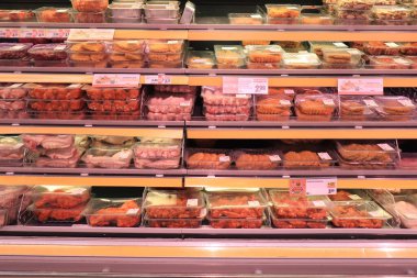 Haarlem, Hollanda - 26 Haziran 2021: Süpermarkette et. Farklı türde paketlenmiş et. Hollandaca etiketler üzerine metin