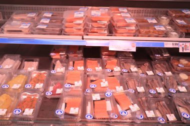 Haarlem, Hollanda, 26 Haziran 2021: Süpermarkette çeşitli önceden paketlenmiş balıklar. Etiketler hakkında Hollandaca, fiyatlar avro