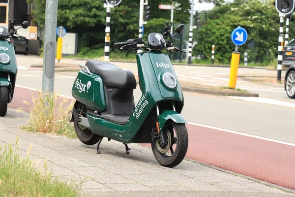 オランダ ハールレム 2021年6月26日 Felyxアプリベースのスクーターレンタルサービスのレンタルスクーター フェリックスはヨーロッパのいくつかの都市で利用可能です 都市移動の概念 — ストック写真