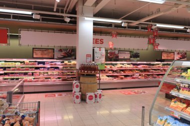 Haarlem, Hollanda, 26 Haziran 2021: Süpermarket içi, süt ürünleri ve diğer taze ürünler