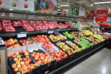 Haarlem, Hollanda, 26 Haziran 2021: Süpermarketteki meyve reyonunda elmalar